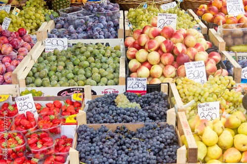 Photo: Verkauf von Obst auf dem Wochenmarkt Verkauf von Obst auf dem Wochenmarkt