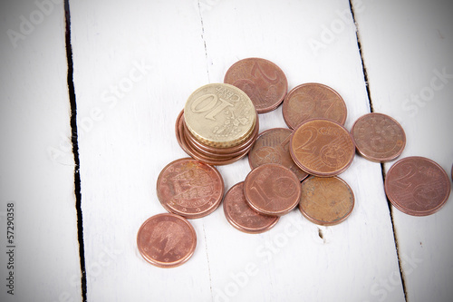 Photo: monedas sobre fondo de madera monedas sobre fondo de madera