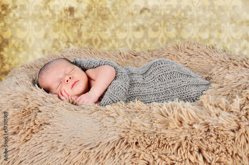 Photo: Baby schläft auf einer Felldecke Baby schläft auf einer Felldecke