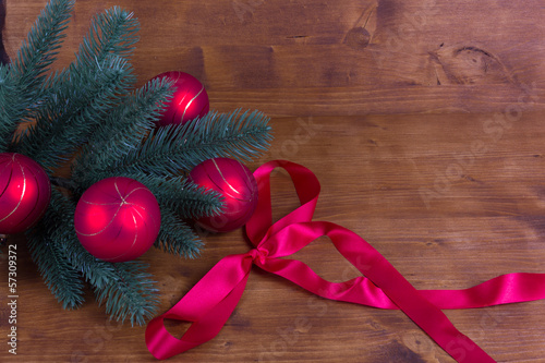 Photo: Weihnachtszweig auf rustikalem Hintergrund Weihnachtszweig auf rustikalem Hintergrund