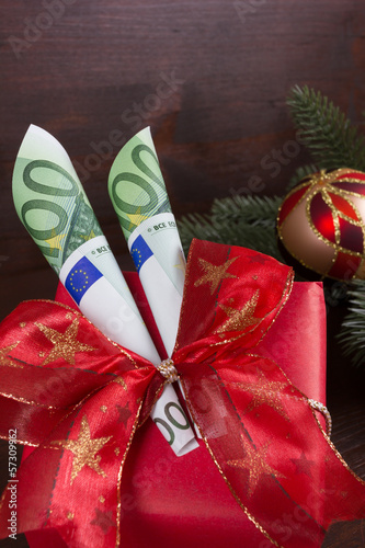 Photo: Weihnachtsschleife mit Euro Geldscheinen Weihnachtsschleife mit Euro Geldscheinen