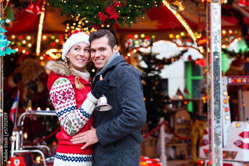 Photo: Pärchen auf Weihnachtsmarkt während Adventszeit Pärchen auf Weihnachtsmarkt während Adventszeit