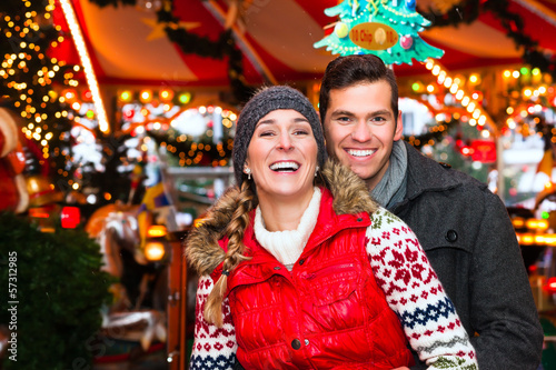 Photo: Pärchen auf Weihnachtsmarkt während Adventszeit Pärchen auf Weihnachtsmarkt während Adventszeit
