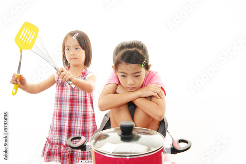 Photo: 料理をする姉妹 料理をする姉妹