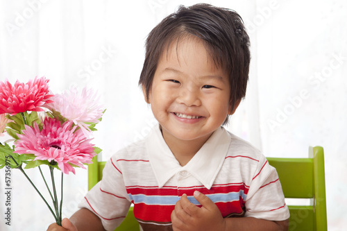 Photo: 花を持つ笑顔の子供 花を持つ笑顔の子供