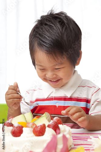 Photo: 嬉しそうにベースデーケーキを見る子供 嬉しそうにベースデーケーキを見る子供