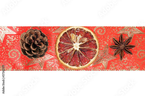 Photo: Schleifenband mit Orangenscheibe und Sternanis Schleifenband mit Orangenscheibe und Sternanis