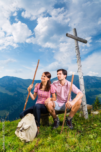 Photo: Alpen - Paar rastet beim wandern in den Bergen Alpen - Paar rastet beim wandern in den Bergen