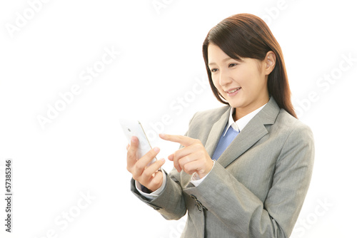 Photo: スマートフォンを操作する女性 スマートフォンを操作する女性