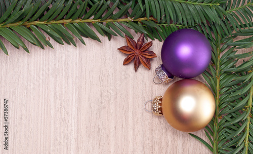 Photo: Tannenzweig Rahmen mit Weihnachtsdekoration Tannenzweig Rahmen mit Weihnachtsdekoration
