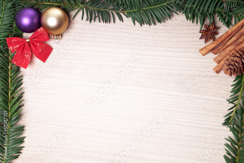 Photo: Tannenzweig Rahmen mit Weihnachtsdekoration Tannenzweig Rahmen mit Weihnachtsdekoration