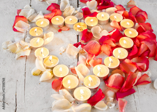 Photo: Alles Liebe: Herz aus Kerzen mit Rosenblütenblättern Alles Liebe: Herz aus Kerzen mit Rosenblütenblättern