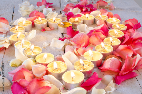 Photo: Alles Liebe: Herz aus Kerzen mit Rosenblütenblättern Alles Liebe: Herz aus Kerzen mit Rosenblütenblättern