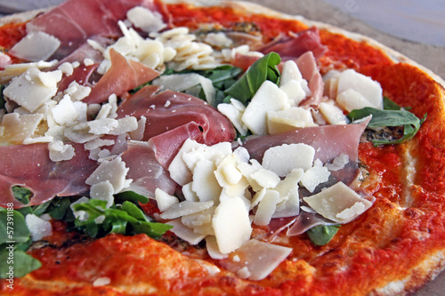 Photo: rucola schinken pizza mit parmesan rucola schinken pizza mit parmesan