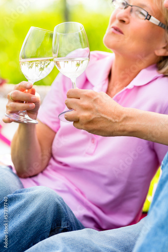 Photo: Glückliche Senioren machen Picknick mit Wein Glückliche Senioren machen Picknick mit Wein