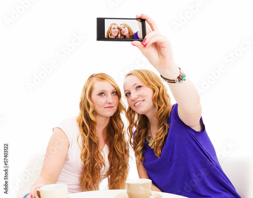 Photo: freundinnen machen ein foto von sich selbst freundinnen machen ein foto von sich selbst