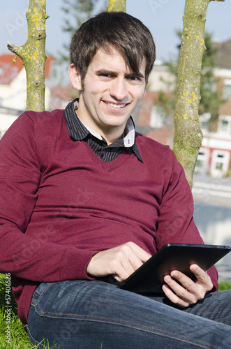Photo: freundlicher mann mit tablet freundlicher mann mit tablet