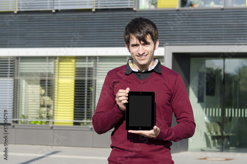 Photo: junger mann zeigt tablet junger mann zeigt tablet