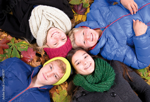 Photo: Teenager im Herbstlaub Teenager im Herbstlaub