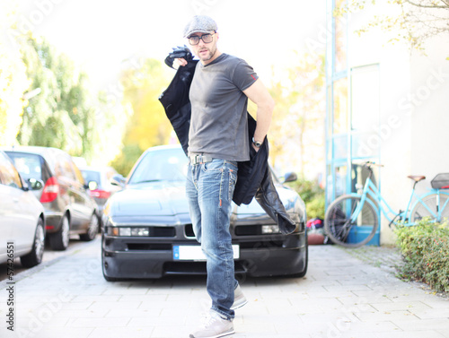 Photo: Mann steht vor Auto Mann steht vor Auto