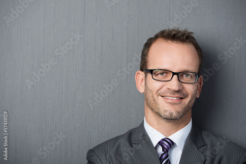 Photo: lächelnder geschäftsmann mit brille lächelnder geschäftsmann mit brille