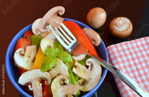 Photo: Salat mit Paprikastreifen und Champignons, Salat mit Paprikastreifen und Champignons,