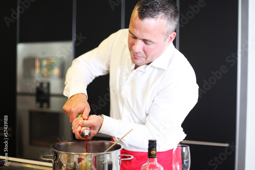 Photo: junger Mann kocht junger Mann kocht