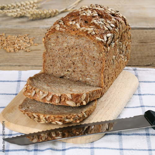 Photo: Vollkornbrot auf einem Holzbrett Vollkornbrot auf einem Holzbrett