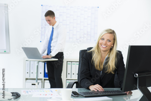 Photo: mitarbeiter im büro bei der arbeit mitarbeiter im büro bei der arbeit