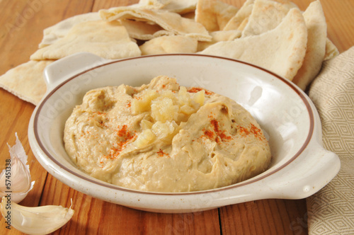 Photo: Hummus with garlic and pita bread Hummus with garlic and pita bread