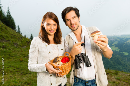 Photo: Junge Pilzsucher in den Alpen mit Pilzen Junge Pilzsucher in den Alpen mit Pilzen