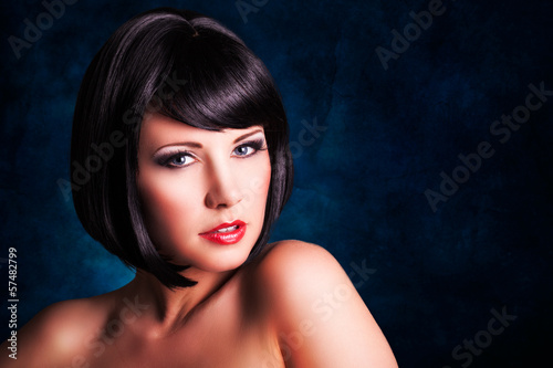 Photo: attraktive schwarzhaarige junge Frau attraktive schwarzhaarige junge Frau