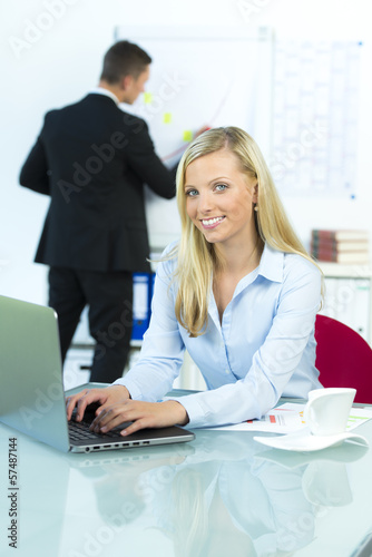 Photo: geschäftsfrau mit laptop geschäftsfrau mit laptop