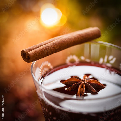 Photo: Glühwein mit weihnachtlichen Gewürzen Glühwein mit weihnachtlichen Gewürzen