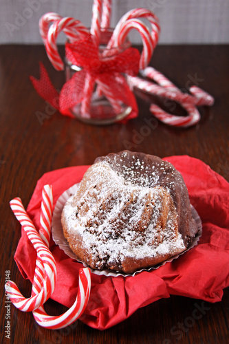Photo: kleiner guglhupf und zuckerstangen kleiner guglhupf und zuckerstangen