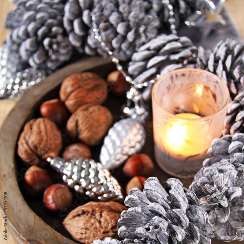Photo: adventsdeko mit tannenzapfen und nüssen adventsdeko mit tannenzapfen und nüssen