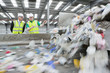 Foto: Technicians with clipboard and aluminum products near lathe cutting machine in hi-tech manufacturing plant Technicians with clipboard and aluminum products near lathe cutting machine in hi-tech manufacturing plant