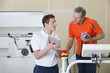 Foto: Sports scientist with digital tablet talking to runner on treadmill in laboratory Sports scientist with digital tablet talking to runner on treadmill in laboratory