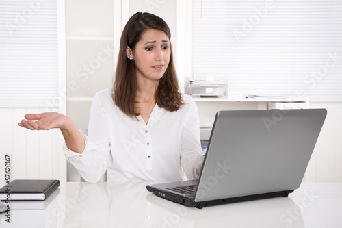 Photo: Frustrierte jung Frau im Büro - Computer Probleme Frustrierte jung Frau im Büro - Computer Probleme