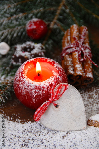 Photo: rote Adventskerze mit Holzherz rote Adventskerze mit Holzherz