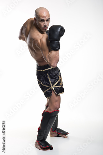 Photo: Kickboxer in Deckung mit Boxhandschuhen Kickboxer in Deckung mit Boxhandschuhen