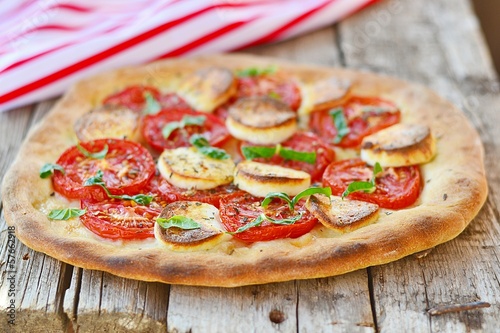 Photo: cheese and tomato pizza. cheese and tomato pizza.