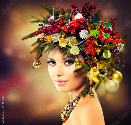 Photo: Beautiful Christmas Tree Holiday Hairstyle and Makeup Beautiful Christmas Tree Holiday Hairstyle and Makeup