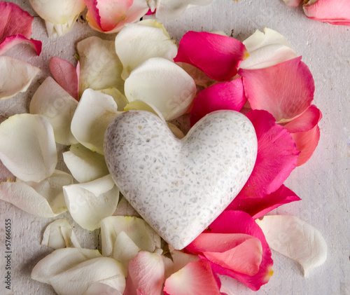 Photo: Liebevolle Grüße: Weißes Herz mit Rosenblütenblättern Liebevolle Grüße: Weißes Herz mit Rosenblütenblättern