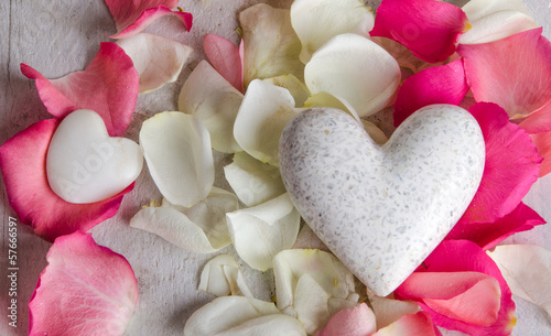 Photo: Liebe Grüße: Weißes Herz mit Rosenblütenblättern Liebe Grüße: Weißes Herz mit Rosenblütenblättern