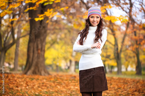 Photo: Portrait of girl in autumn park Portrait of girl in autumn park