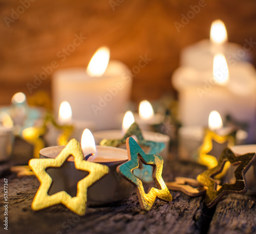 Photo: Frohe Weihnachten: Stimmungsvolles Kerzenlicht mit Goldsternchen Frohe Weihnachten: Stimmungsvolles Kerzenlicht mit Goldsternchen