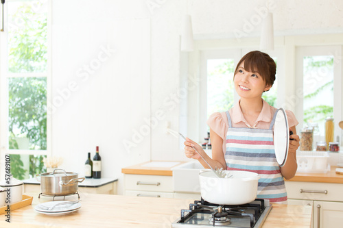 Photo: キッチンで料理中の女性 キッチンで料理中の女性