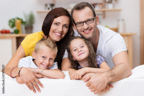 Photo: lachende familie auf dem sofa lachende familie auf dem sofa