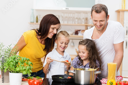 Photo: familie kocht zusammen spaghetti familie kocht zusammen spaghetti